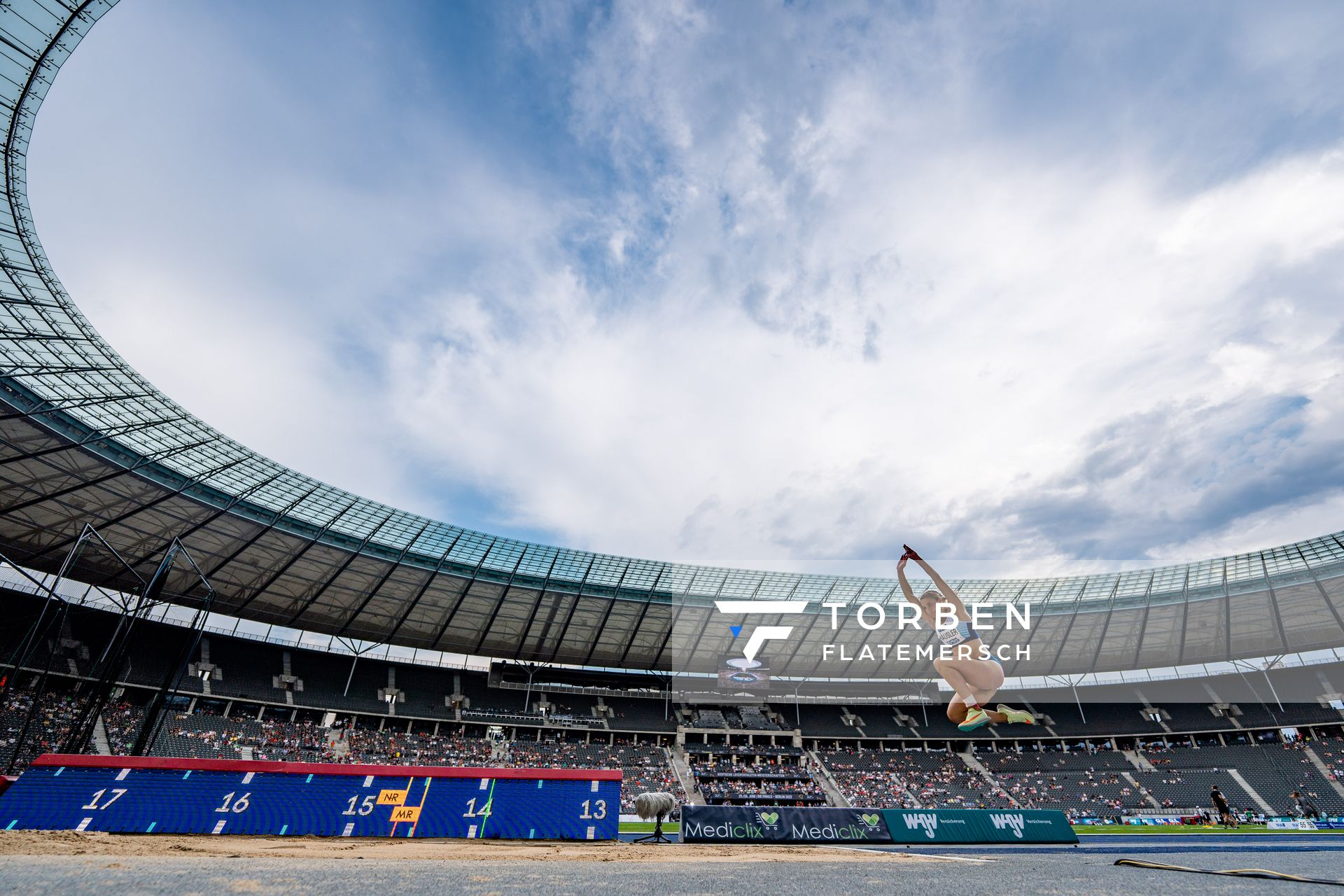 Mara Haeusler (1. LAV Rostock) im Dreisprung waehrend der deutschen Leichtathletik-Meisterschaften im Olympiastadion am 25.06.2022 in Berlin